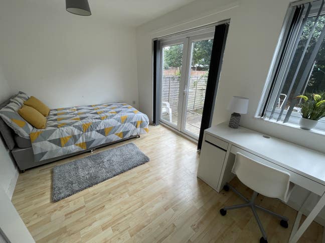 An "Ensuite" Has Just Come Available!!!!! Main Photo