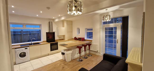 Stylish Room for Professionals| All Bills Inc| CV3 Main Photo