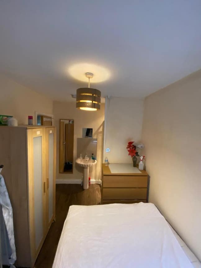 Double room with shower central Epsom gas central  Main Photo