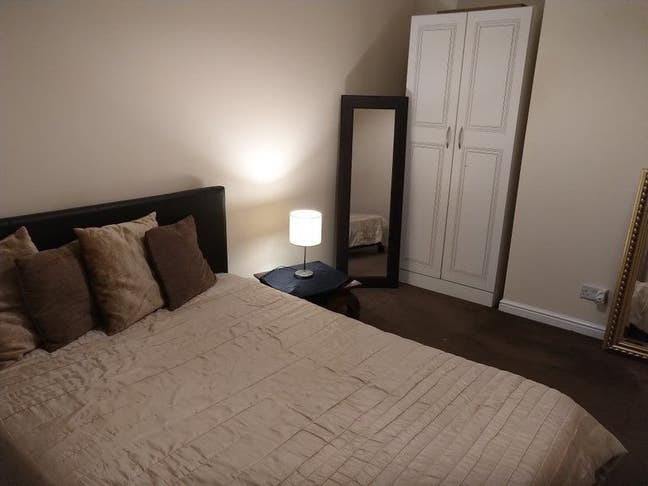Spacious Double Room walking distance to Airport Main Photo