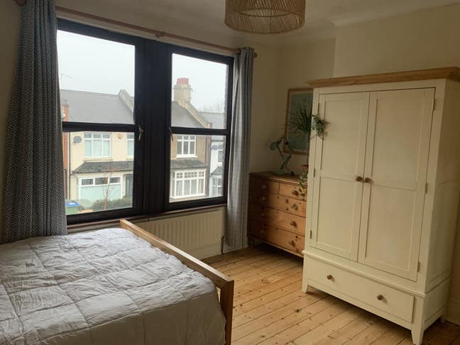 Beautiful, large room in clean, calm houseshare Main Photo