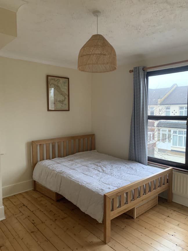 Beautiful, large room in clean, calm houseshare Main Photo