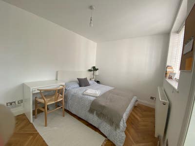 Bright and modern en-suite double room Main Photo