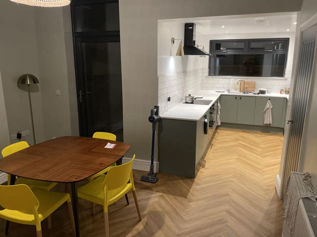 Large double room n newly renovated Victorian hous Main Photo