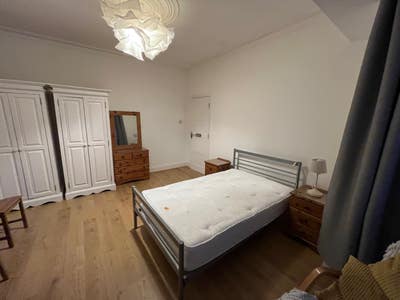 Large Room, Modern House in an amazing location Main Photo