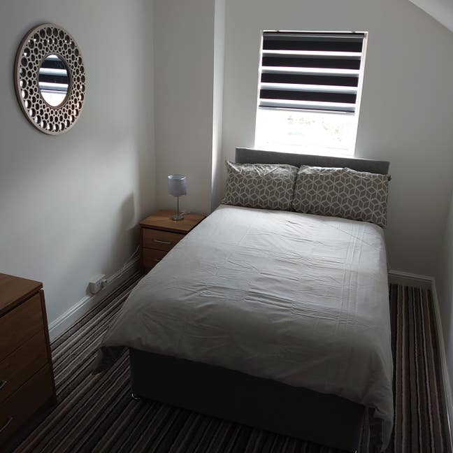 Double room - pubs, town, shops, parking all close Main Photo