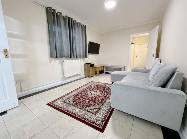 1 Bed Flat W/ Parking + Garden 10 Mins to Osterley Main Photo