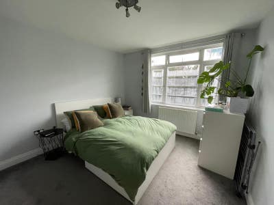 Modern double bedroom available now!!  Main Photo