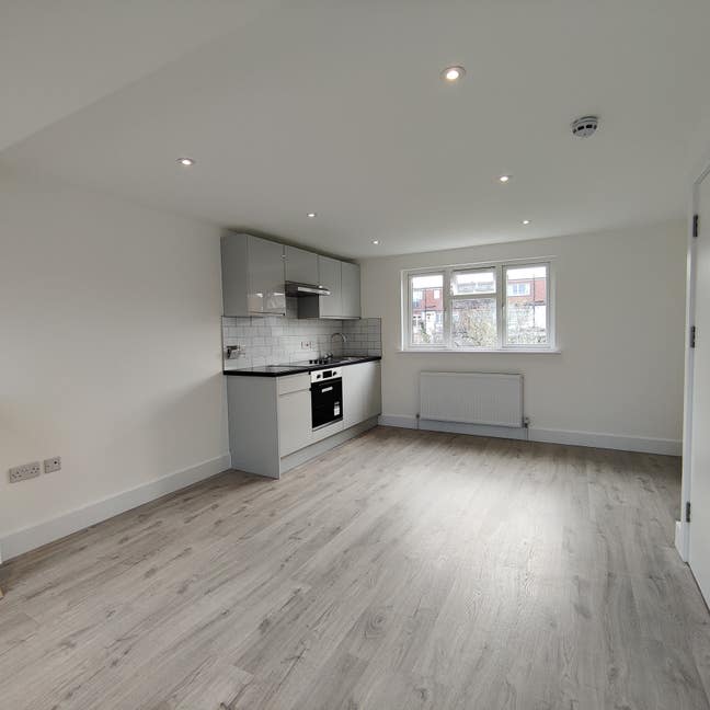 Brand New Studio In Refurbished House near Tube Main Photo