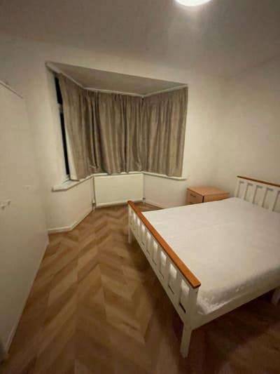 Double bed downstair in semi detached house shared Main Photo