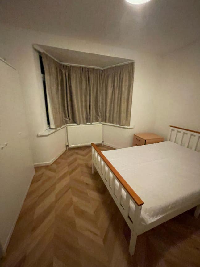 Double bed downstair in semi detached house shared Main Photo