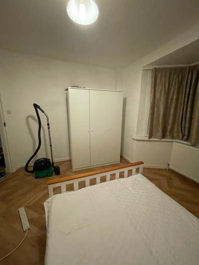 Double bed downstair in semi detached house shared Main Photo