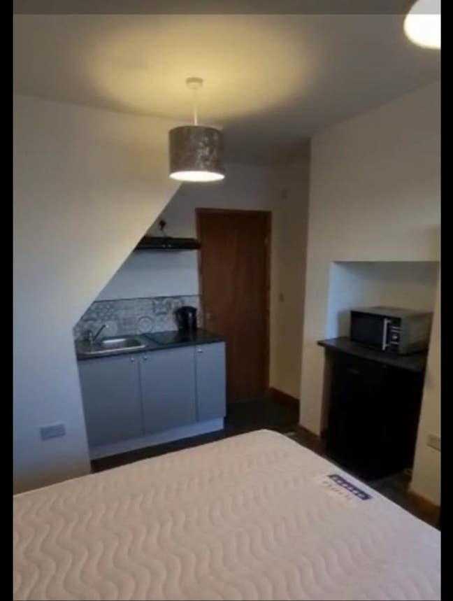 Large Studio Flat, Bills Included. Couples OK Main Photo