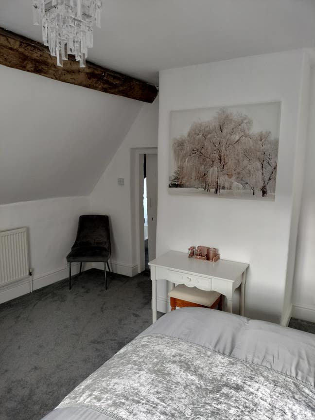 Spacious ,bright double room,close EMA. Main Photo