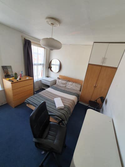 Nice bright room in quiet street  Main Photo