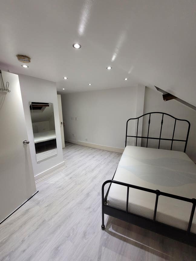 Double Room with Bathroom + All Bills Included  Main Photo
