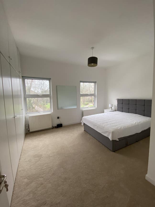 Newly renovated double room in Highbury Main Photo