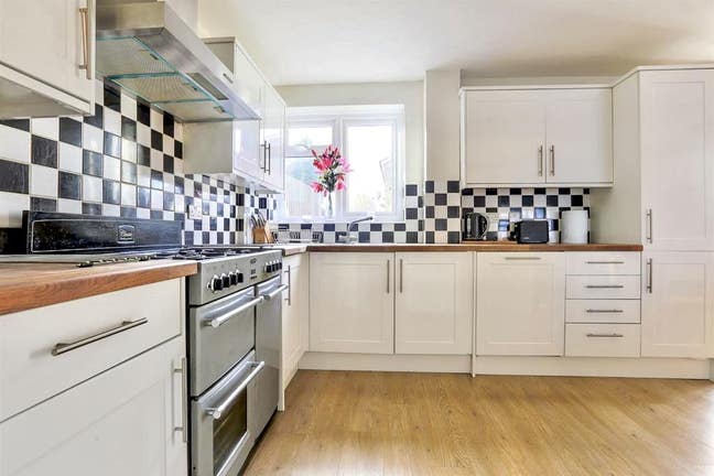 Double Room in Crawley with Links to Gatwick Main Photo