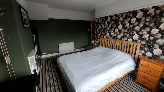 Double room in good sized house, can walk to town Main Photo