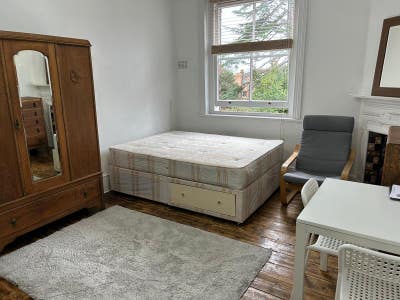 RENT inc heat, hotwater, council tax, water rates Main Photo