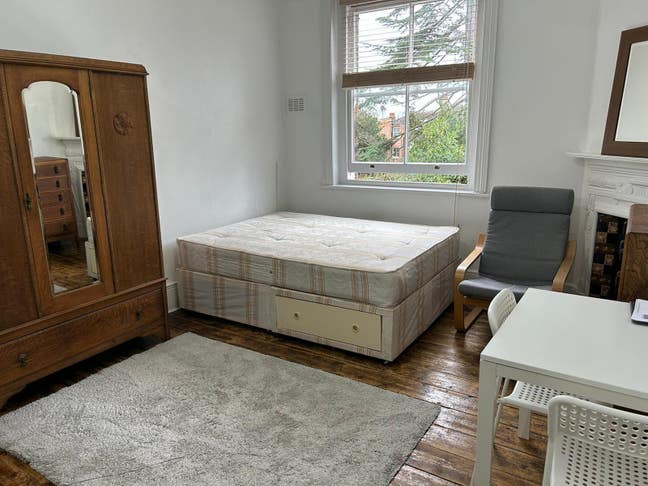 RENT inc heat, hotwater, council tax, water rates Main Photo