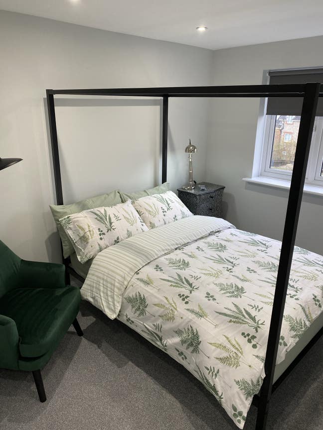 Stunning 3 storey 1xSingle available  Main Photo