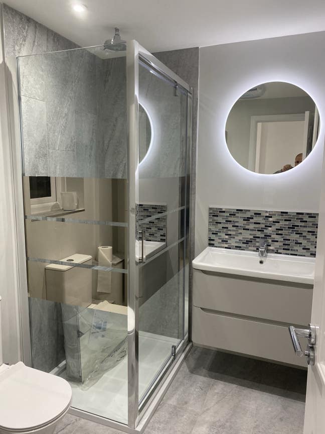 Stunning 3 storey 1xSingle available  Main Photo