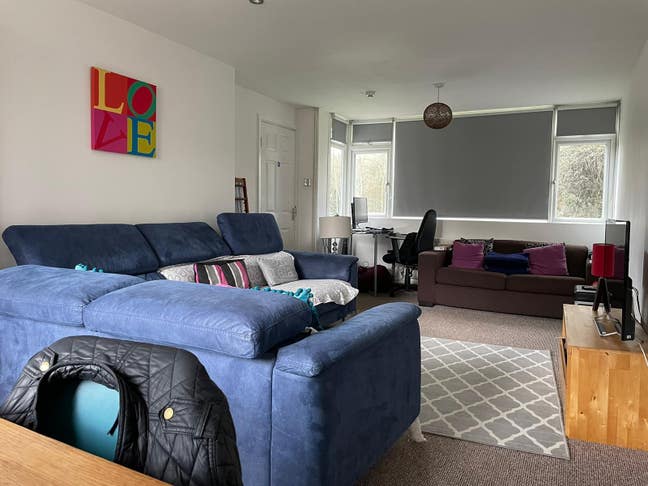 Lovely bedroom,Leverstock Green, Cleaner, &pound;650pcm Main Photo