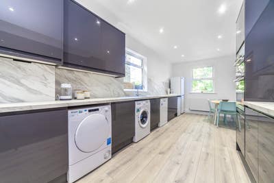 Spacious En‑Suites in a Warm Shared Home Main Photo