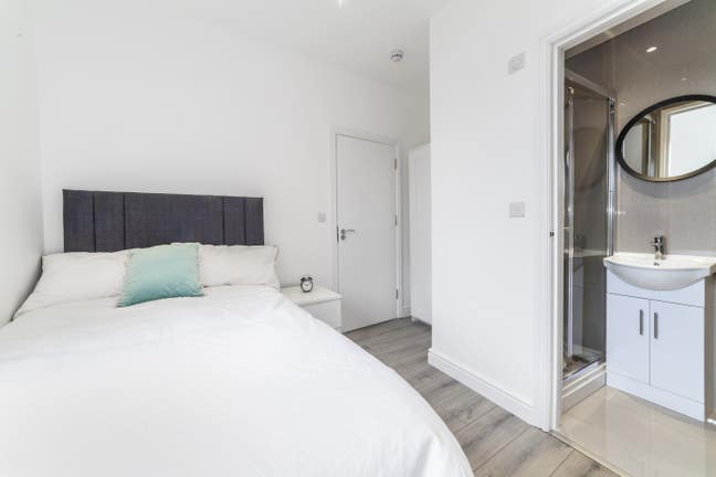 ✨ Ensuite Living • Friendly Home • Great Location Main Photo