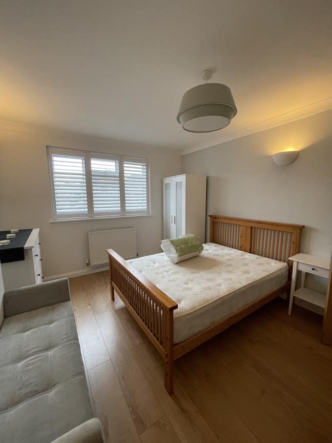Double room, fully furnished, females only Main Photo