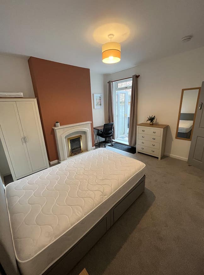 New Double Bedroom City Centre  Main Photo