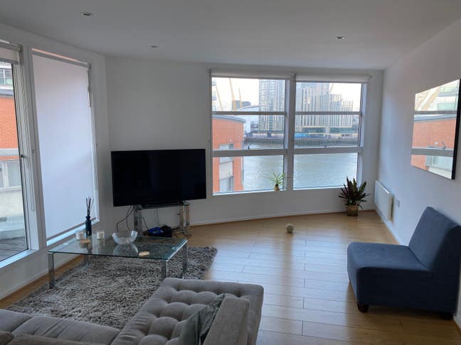 Canary Wharf en-suite with a view of the 02 Main Photo