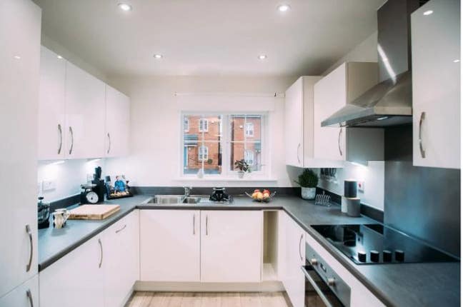 5Minutie Walk From Train Station 3 Bedroom House Main Photo