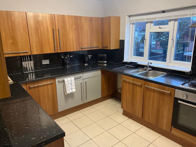 Stylish 4-Bedroom Home in Ruislip. Bills Inclusive Main Photo