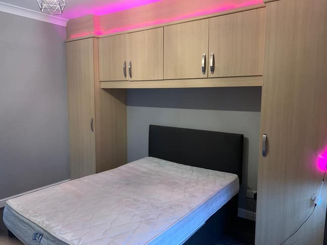 2 bedrooms available in semi-detached house Main Photo
