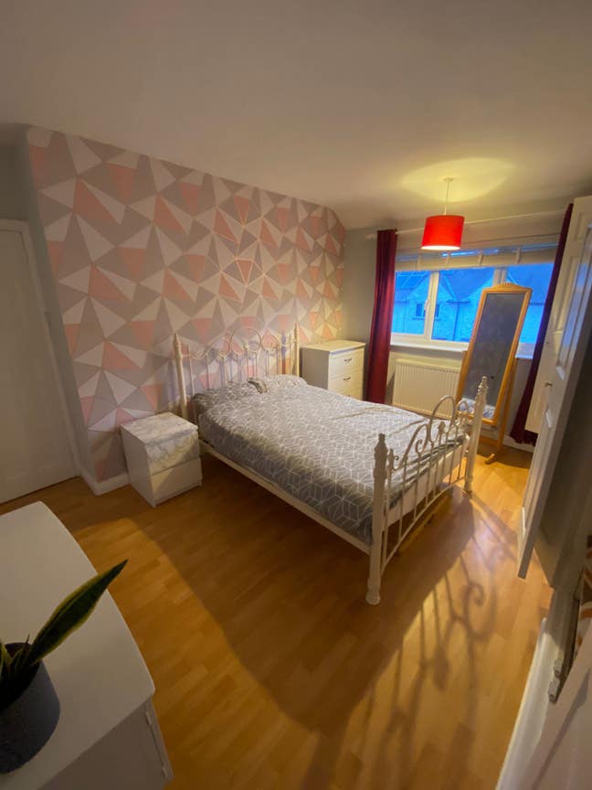 Spacious Double Room in Quiet Professional Home Main Photo