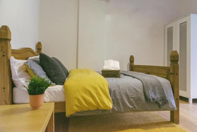 Large Double En-suite Room - Great transport links Main Photo