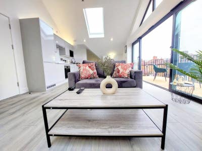 Brand New Double Room in 3 Bedroom Penthouse Flat Main Photo