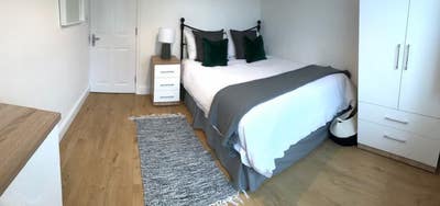 New Professional HouseShare Main Photo
