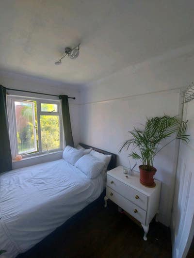 Private bright sunny double room with storage. Main Photo