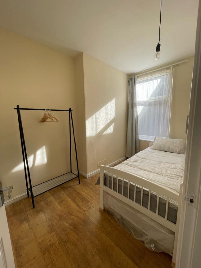 Bright room in 2 bed house, city centre, all bills Main Photo