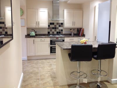 Fantastic Double En-suite Room-Great location|GU14 Main Photo