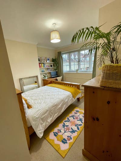 Double room in friendly house share Main Photo