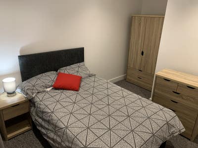 🏡 Large double and single room available! Main Photo