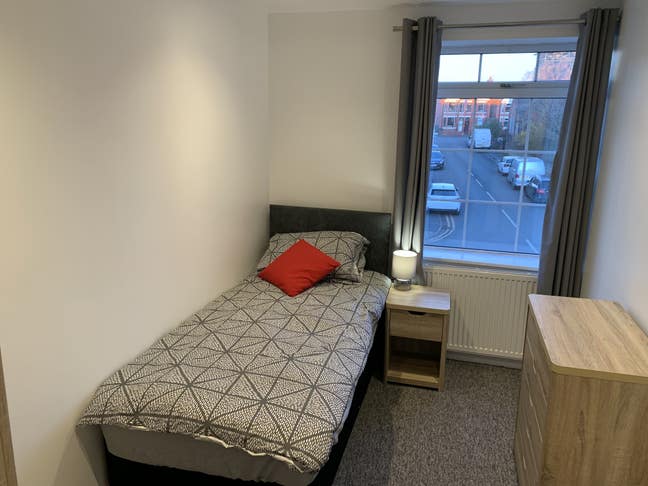 🏡 Spacious single room available! Main Photo