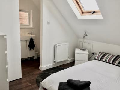 Single Professional to share with Live-in Landlord Main Photo