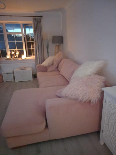 FEMALE preferred beautiful  flat  until 31/10/25 Main Photo