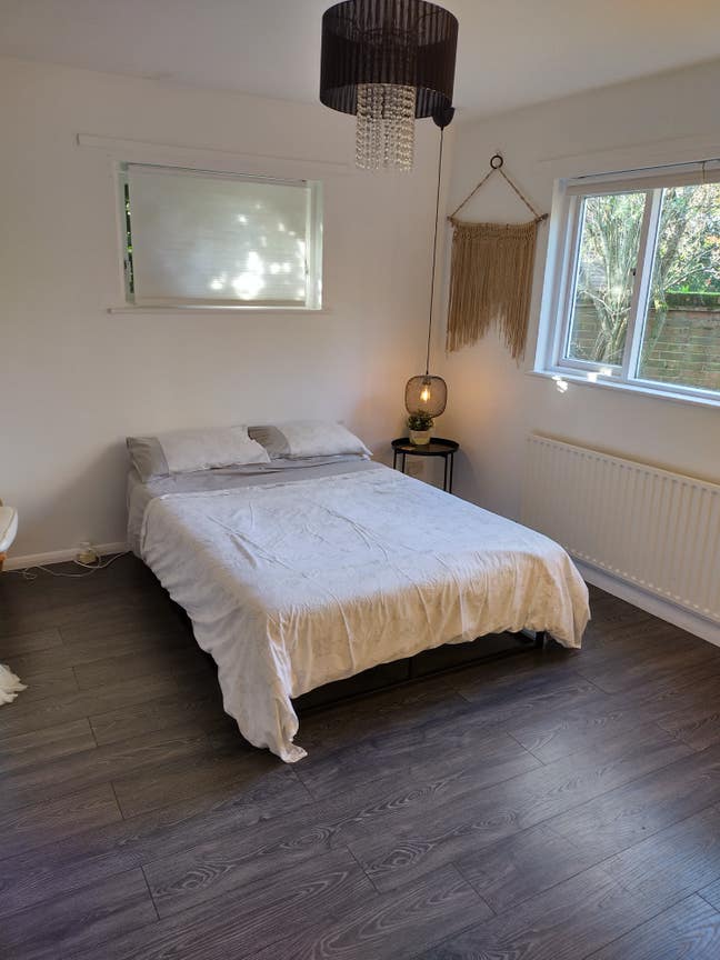 Double unfurnished bedroom with en-suite Main Photo