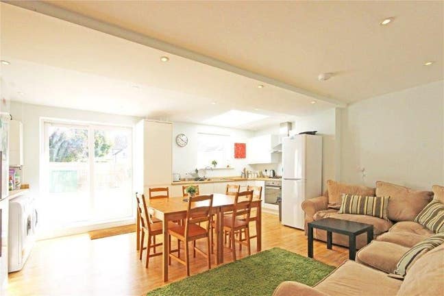 Double Room- Large Garden- Easy access to M5 Main Photo